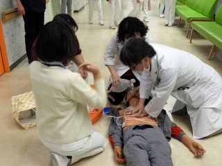 胸骨圧迫の様子 写真:胸骨圧迫の様子