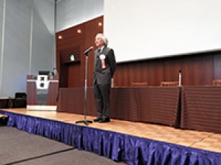 写真：永田大会長による開会宣言