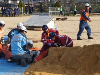 土砂から救出した人の手当 写真:土砂から救出した人の手当