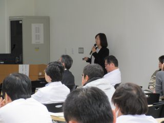 田中准教授による講演 写真:田中准教授による講演