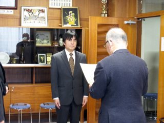 写真：塩田学長から表彰状の贈呈