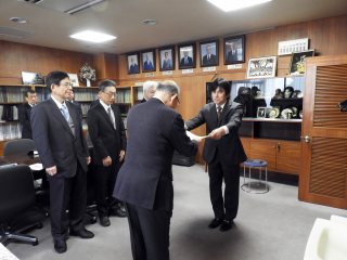写真：塩田学長から表彰状の贈呈