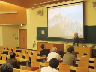 司会の永田教授 写真:司会の永田教授