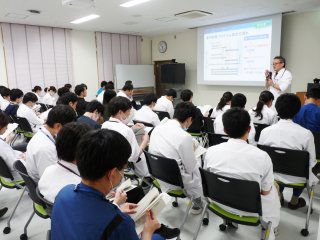 臨床教育講座伊藤教授による説明 写真:臨床教育講座伊藤教授による説明