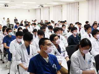 写真：熱心に聞き入る参加者の様子