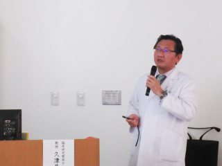 久津見教授の講演 写真:久津見教授の講演