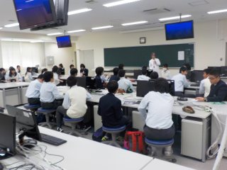 相見教授による授業風景 写真:相見教授による授業風景