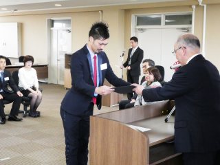 修了証書授与 写真:修了証書授与