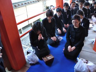学生の焼香 写真:学生の焼香