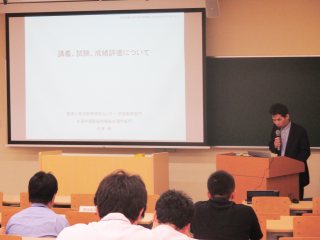 松浦学部教育部門長の講演 写真:松浦学部教育部門長の講演