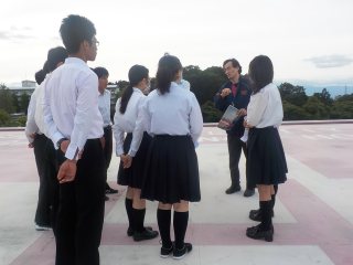 江口教授によるヘリポート見学 写真:江口教授によるヘリポート見学