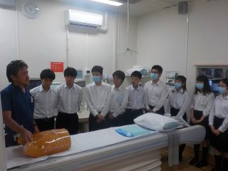 牛尾副診療放射線技師長によるCT装置解説 写真:牛尾副診療放射線技師長によるCT装置解説