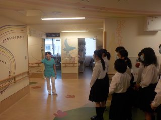 佐伯副看護師長による小児科病棟見学 写真:佐伯副看護師長による小児科病棟見学