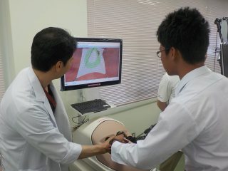 内視鏡シミュレータに挑戦する生徒 写真:内視鏡シミュレータに挑戦する生徒