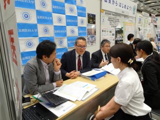 熱心に聞き入る参加者 写真:熱心に聞き入る参加者