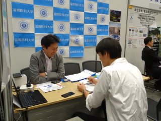 医師臨床教育センター 川崎センター長による説明 写真:医師臨床教育センター 川崎センター長による説明