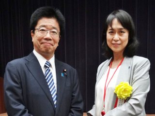 加藤内閣府特命大臣と尾松学長補佐 写真:加藤内閣府特命大臣と尾松学長補佐