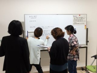 演習の学びをグループで振り返りの様子 写真:演習の学びをグループで振り返りの様子