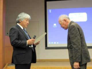 山田副学長による修了証書の授与 写真:山田副学長による修了証書の授与