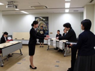修了証授与の様子 写真:修了証授与の様子