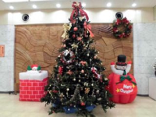玄関ホールのクリスマスツリー 写真:玄関ホールのクリスマスツリー