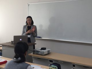 荻田准教授による説明の様子 写真:荻田准教授による説明の様子