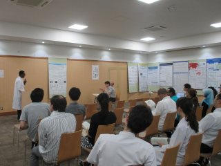 教員からの講評の様子 写真:教員からの講評の様子