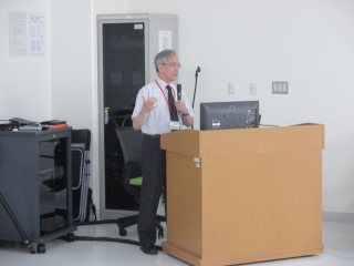写真：鈴木教授（岐阜大学医学教育開発研究センター）の講演の様子