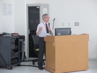 鈴木教授(岐阜大学医学教育開発研究センター)の講演の様子 写真:鈴木教授(岐阜大学医学教育開発研究センター)の講演の様子