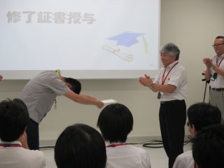 山田副学長による修了証書授与 写真:山田副学長による修了証書授与