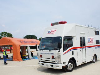 現場(想定)に駆け付けるDMATカー 写真:現場(想定)に駆け付けるDMATカー