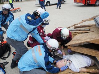 災害現場(想定)で点滴開始 写真:災害現場(想定)で点滴開始