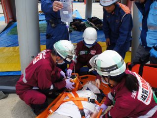搬送前に現地(想定)で応急処置 写真:搬送前に現地(想定)で応急処置