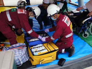 救護テント内(想定)でトリアージ 写真:救護テント内(想定)でトリアージ