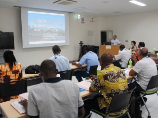 高橋健太郎特任教授の講義 写真:高橋健太郎特任教授の講義
