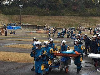 写真：警察救助隊の様子