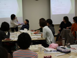 玉井講師の口腔ケアの様子 写真:玉井講師の口腔ケアの様子
