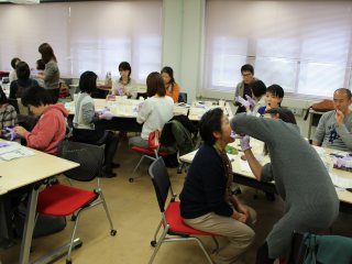受講者同士での口腔ケア演習の様子 写真:受講者同士での口腔ケア演習の様子