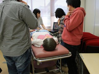 シミュレーターでの演習の様子 写真:シミュレーターでの演習の様子
