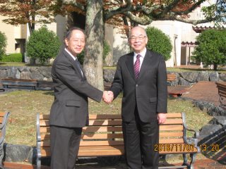 写真：渡邊会長と塩田学長によるベンチ前での記念撮影