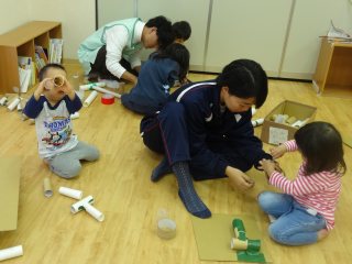 制作活動の様子 写真:制作活動の様子