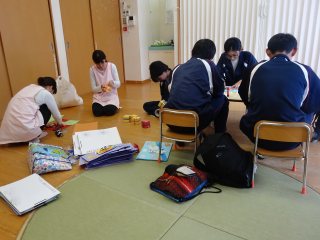 作品展準備のお手伝いの様子 写真:作品展準備のお手伝いの様子
