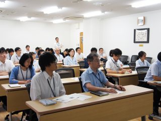 写真：熱心に聞き入る参加者