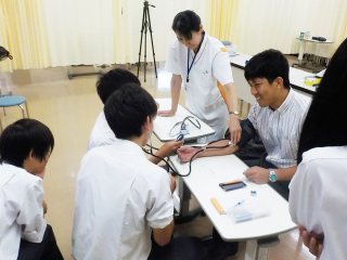 写真：血圧を測定する生徒