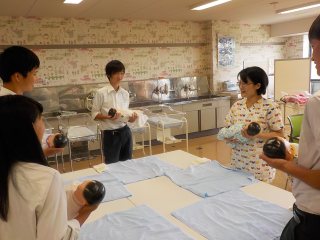 白坂講師(学内)による実習の様子 写真:白坂講師(学内)による実習の様子