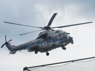 写真：海上保安庁ヘリがグラウンドに着陸