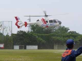 京滋ドクヘリがグラウンドに着陸 写真:京滋ドクヘリがグラウンドに着陸