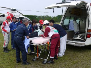 写真：被災地から搬送した傷病者（想定）をヘリから救急車へ