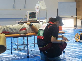 写真：近隣病院への搬送を待つ傷病者（想定）の処置