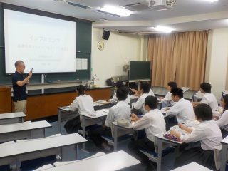 伊藤准教授による授業の様子 写真:伊藤准教授による授業の様子